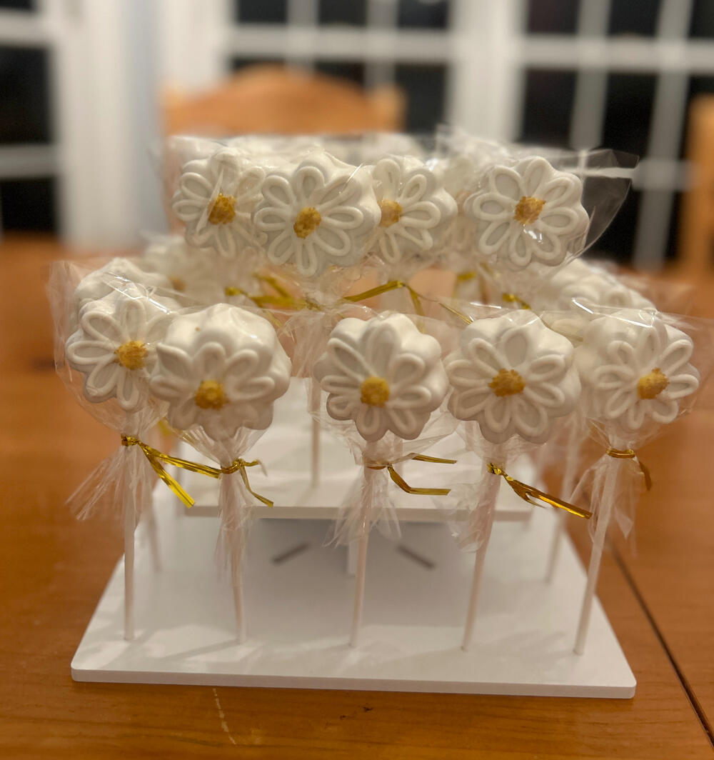 Vanilla Daisies Cake Pops